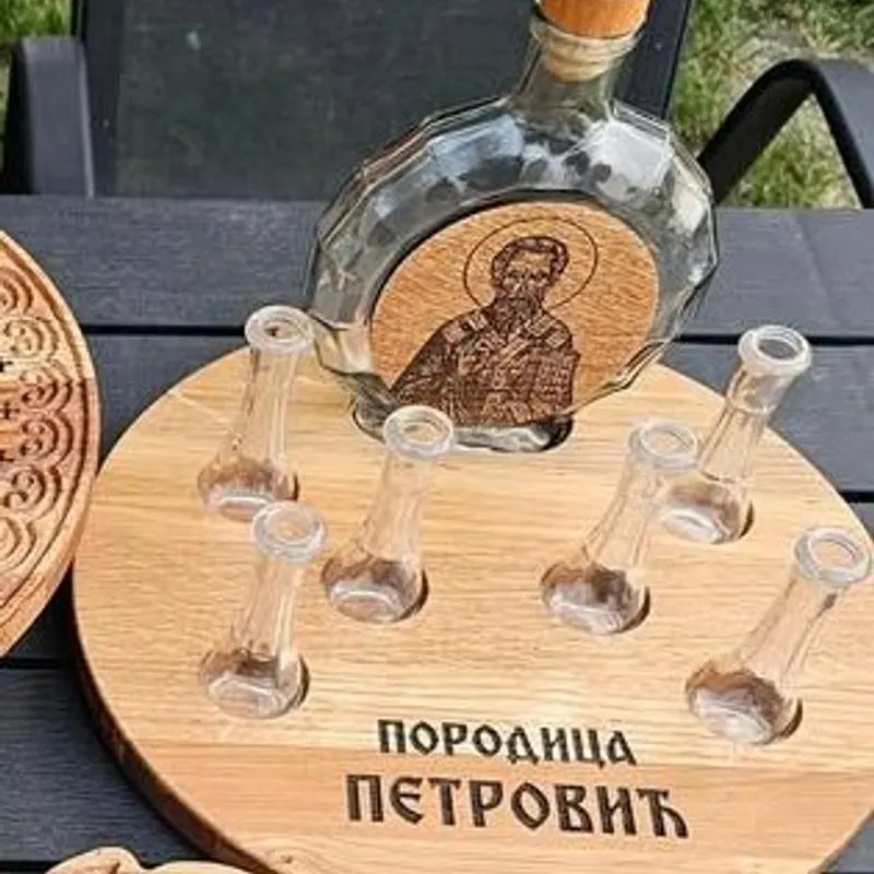 Drveni set za piće sa staklenom flašom, čašicama i ugraviranim prezimenom