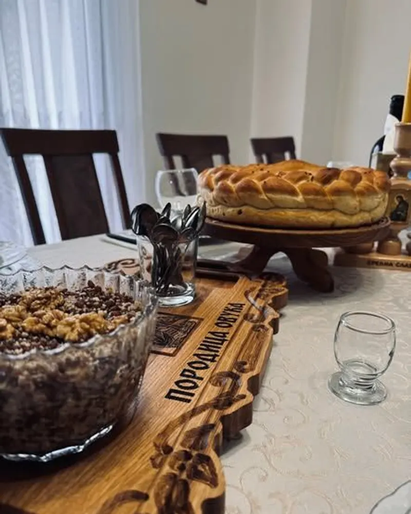 Slavska trpeza s drvenim poslužavnikom, žitom i kolačem